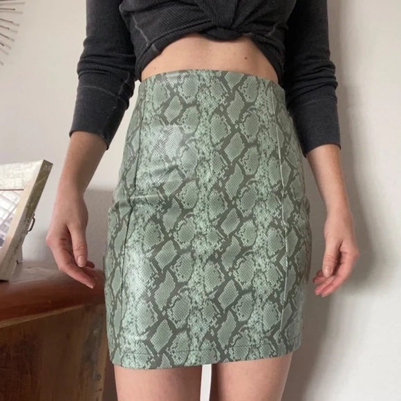 Ronny Kobo Rida Sage Snake Skin Vegan Leather Mini Skirt - Picture 4 of 7